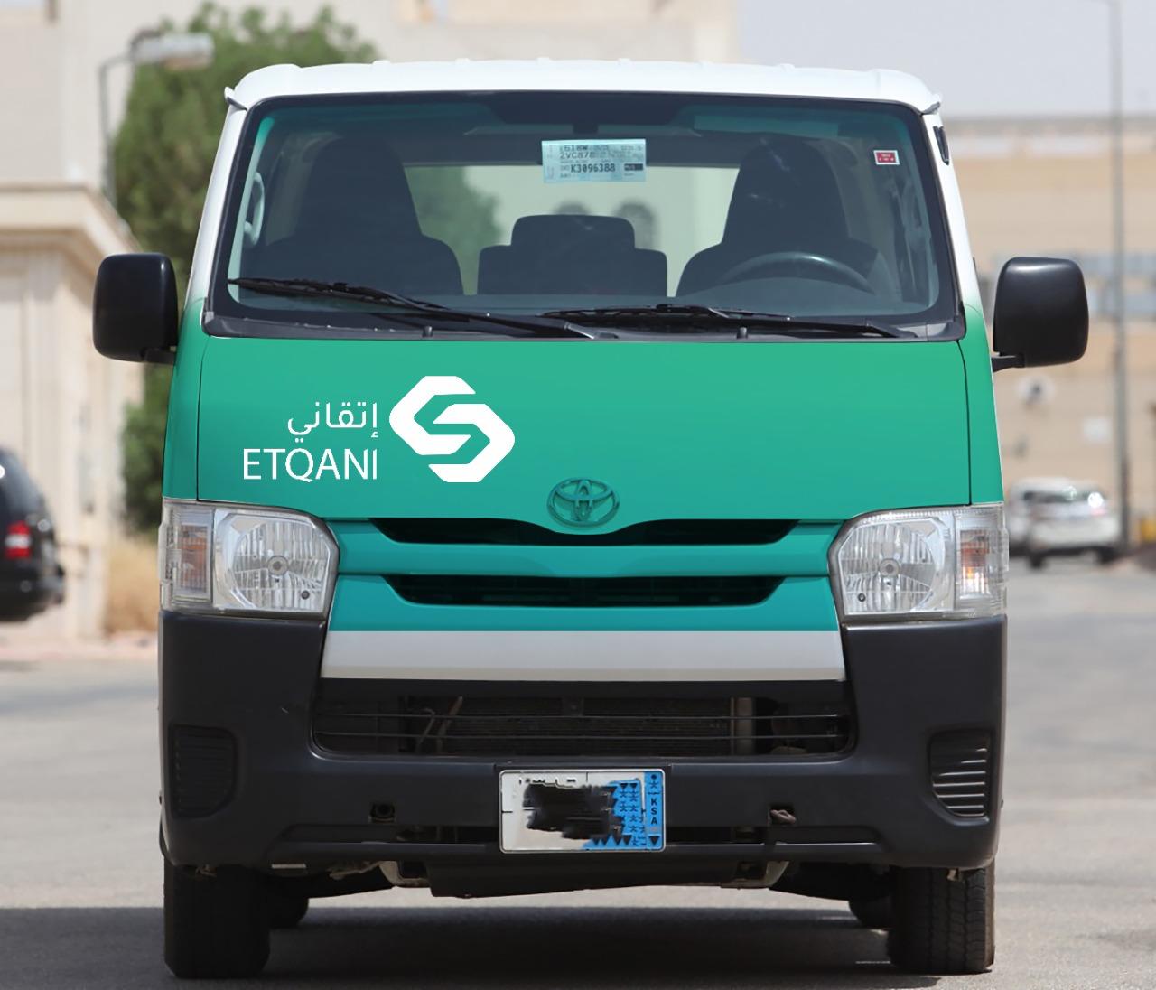 تركيب استكرات على السيارات